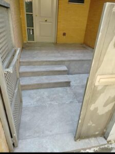 Instalación de suelo porcelánico en terraza