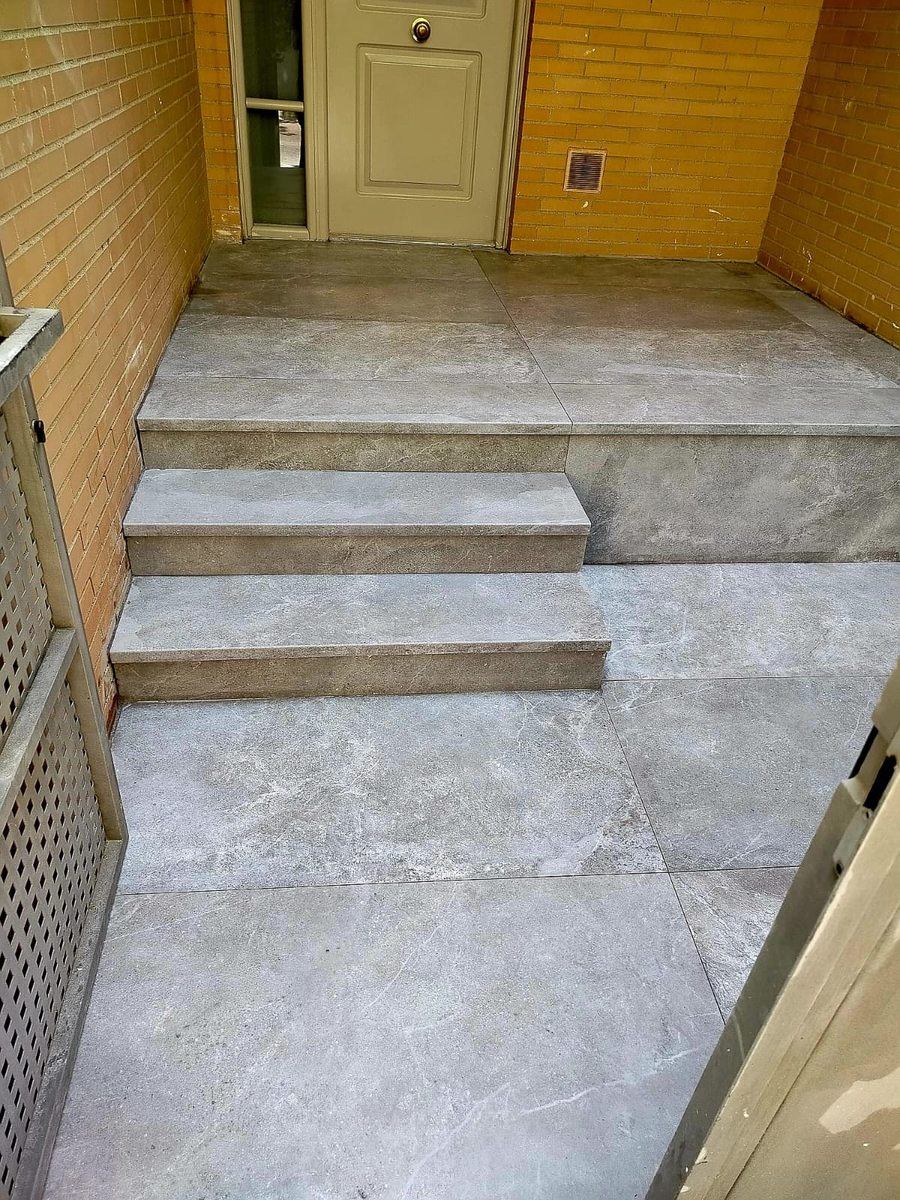 Escalera y acceso exterior